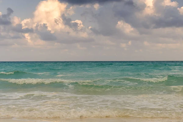 Paesaggio marino con cielo drammatico — Foto Stock