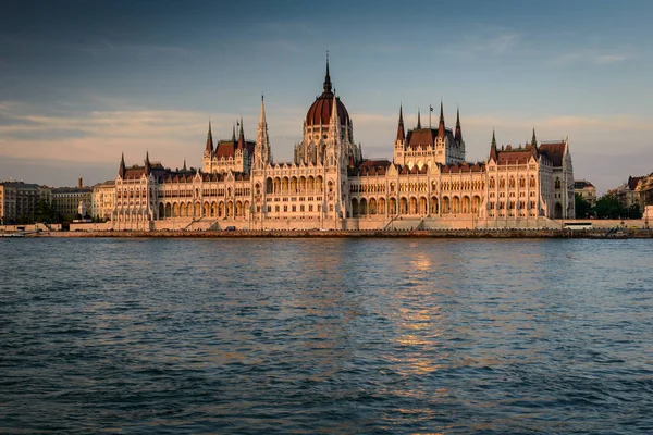 Boedapest Parlement bij zonsondergang — Stockfoto