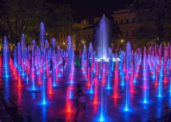 夜のカラフルな噴水 — ストック写真