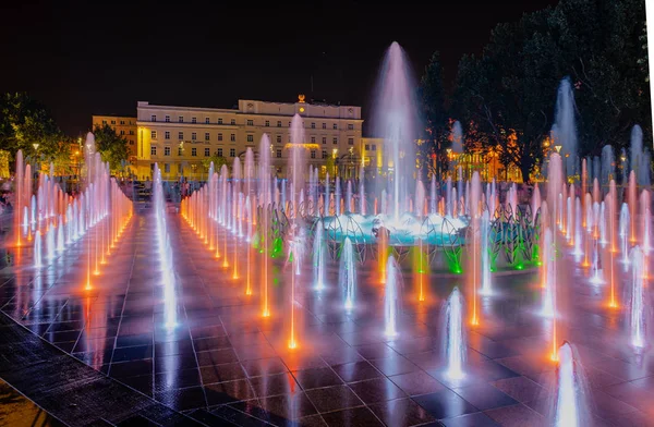 Nacht farbenfroher Brunnen — Stockfoto