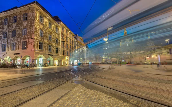Graz het platform 's nachts — Stockfoto