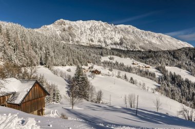 Karlı, kış manzara panoramik Solcava road, Logarska Dolina,Slovenia.A popüler turizm ve seyahat hedef.