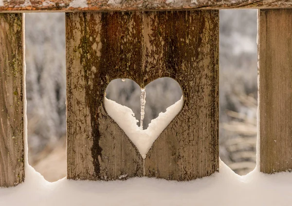 Parte Cerca Madera Con Forma Corazón Cubierto Nieve — Foto de Stock