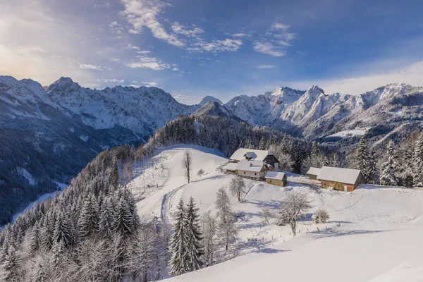 Solcava パノラマ道路 Logarska Dolina Slovenia の人気のある観光旅行先のファームと 雪に覆われた冬の風景 — ストック写真