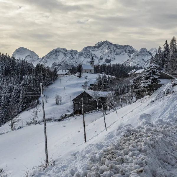 Nevado Paisaje Invierno Con Solcava Carretera Panorámica Logarska Dolina Eslovenia —  Fotos de Stock
