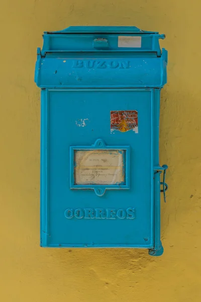 Geleneksel Mavi Metal Retro Posta Kutusu Duvarda Asılı Havana Küba — Stok fotoğraf