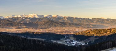 Spierlberg-şehir arka planda karla kaplı Alpler ile Red Bull Ring yarış devre ile Avusturya'da Panoraması.