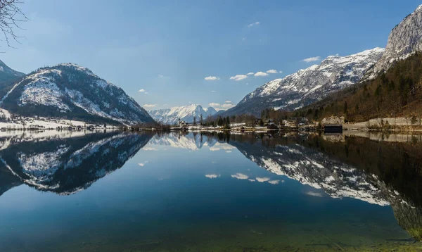 Fantasztikus Minta Tükörképe Víz Felszínén Napsütéses Téli Alpesi Grundlsee Steiermark — Stock Fotó