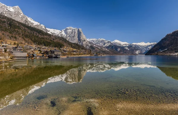 阳光明媚的冬高山湖 Grundlsee 施蒂里亚 奥地利 与梦幻般的图案 在水面上的反射 — 图库照片
