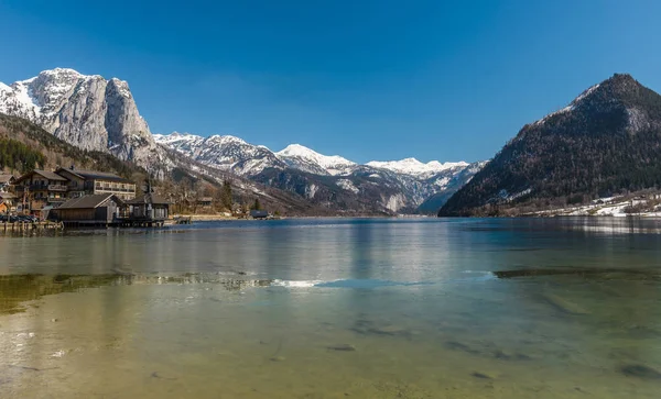 Słoneczne Zimowe Alpejskie Jezioro Grundlsee Styria Austria Fantastycznych Wzór Odbicie — Zdjęcie stockowe