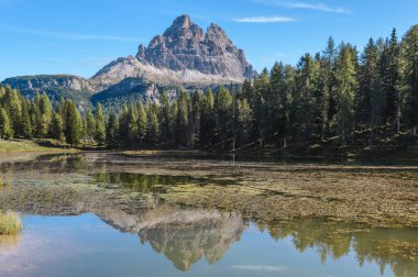 Tre Cime di Lavaredo, nam-ı diğer Drei Zinnen, Antorno Gölü Dolomitleri 'nin sularındaki yansıma, İtalya.