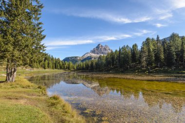 Tre Cime di Lavaredo, nam-ı diğer Drei Zinnen, Antorno Gölü Dolomitleri 'nin sularındaki yansıma, İtalya.