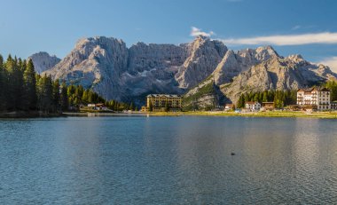  İtalya 'daki Misurina Gölü' nün renkli sabah manzarası Alpler, Tre Cime Di Lavaredo, Dolomitler, İtalya.