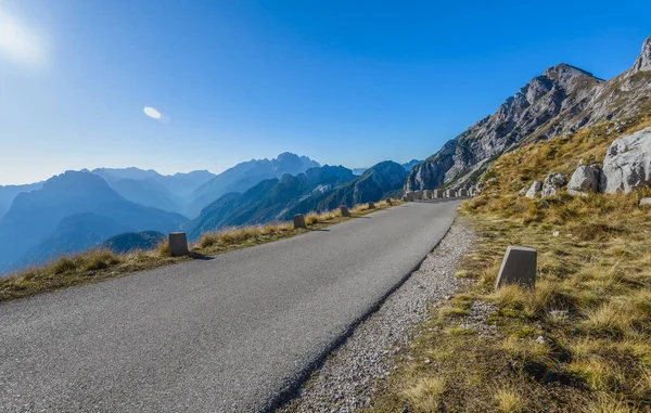 Vieille Route Asphaltée Vers Mangart Automne Bornes Béton Altérées Magnifique — Photo