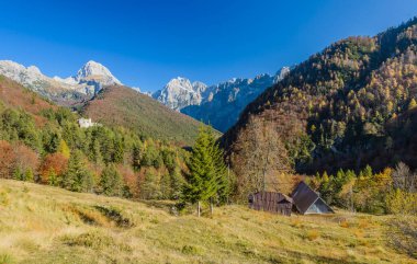 Slovenya 'daki vadi ve dağlar sonbaharda Mangart Dağı' nın zirvesiyle.