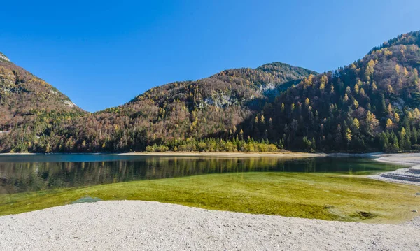 Lago Raibl Cerca Del Paso Predil Los Alpes Italianos — Foto de Stock