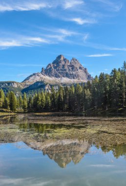 Tre Cime di Lavaredo, nam-ı diğer Drei Zinnen, Antorno Gölü Dolomitleri 'nin sularındaki yansıma, İtalya.