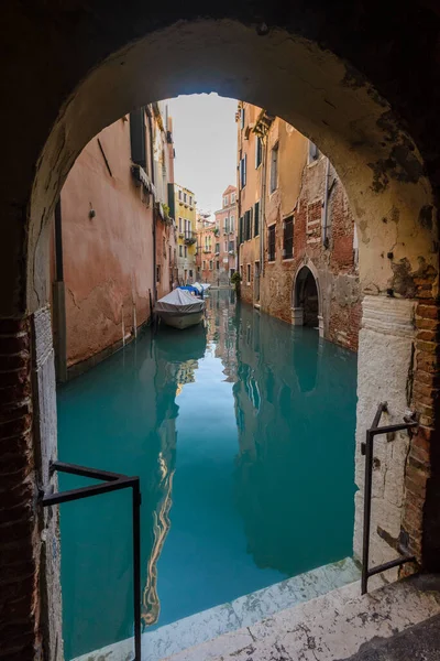 ターコイズブルーの水で美しいベネチアン運河 イタリア — ストック写真