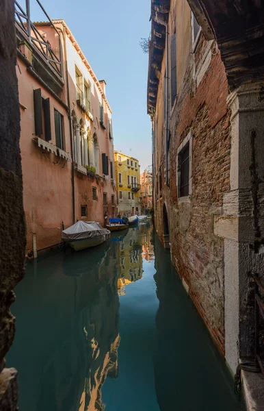 Schöner Venezianischer Kanal Mit Türkisfarbenem Wasser Italien — Stockfoto