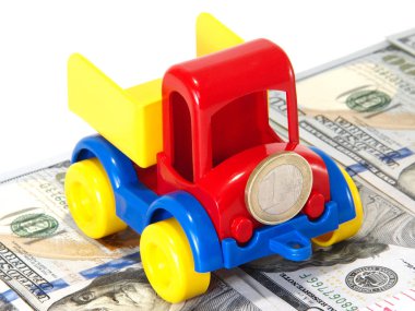 Kamyon oyuncak para yolu üzerindeki