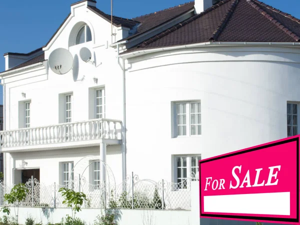 Verkochte huis voor verkoop onroerend goed teken — Stockfoto