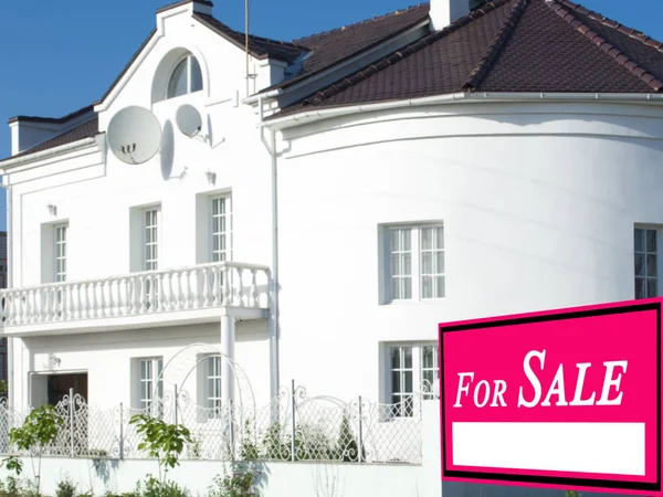 Verkochte huis voor verkoop onroerend goed teken — Stockfoto