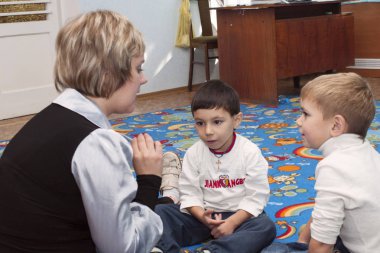 Psikolog sınıfları bir erkek ile yürütmektedir.