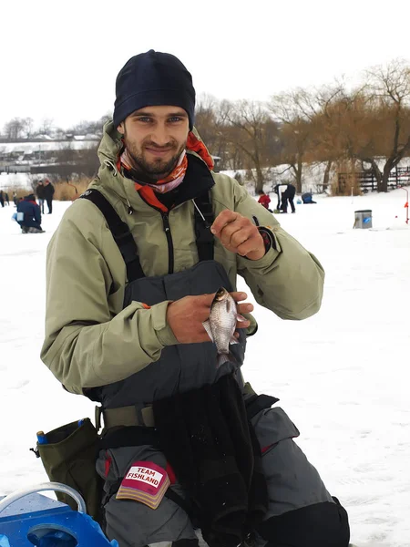 Fischer mit Fischspiegelkarausche. Angeln auf dem Fluss?? Winter — Stockfoto