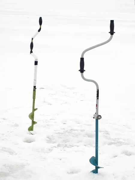 Pequeña barrena de hielo operada a mano utilizada en la pesca con hielo Imágenes De Stock Sin Royalties Gratis