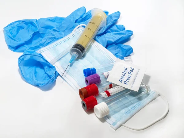 Tubo de coleta com etiqueta de teste em prontuário médico com p pessoal — Fotografia de Stock