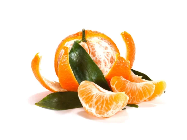 Mandarine mûre avec feuilles gros plan — Photo