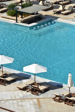 Şezlong ve Havuzu
