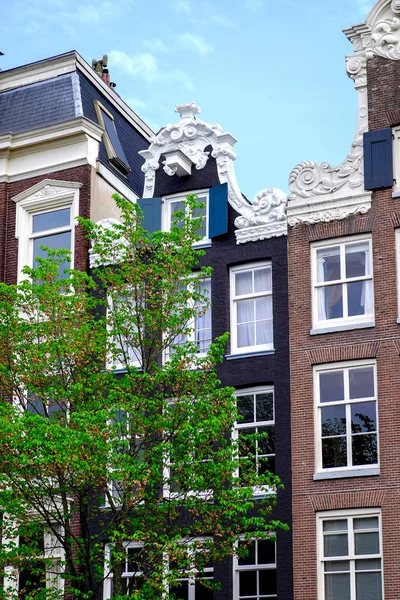 Fachadas de edificios holandeses en Amsterdam Holanda — Foto de Stock