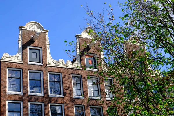 Amszterdam Hollandiában holland épületek homlokzatára — Stock Fotó