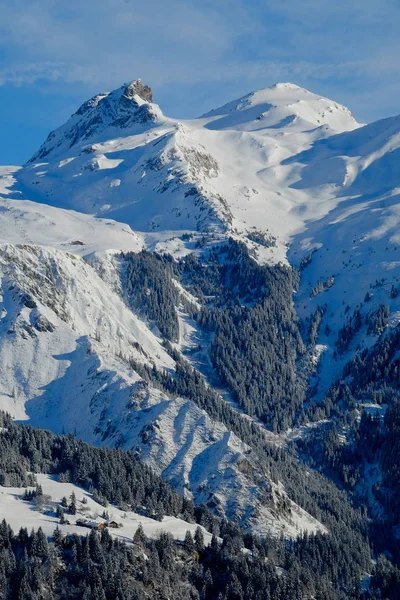 Montañas alpinas distantes — Foto de Stock