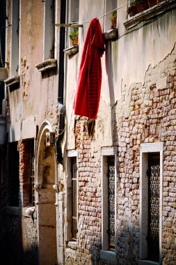 Kırmızı battaniye