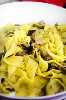 tavaya mantar ile makarna