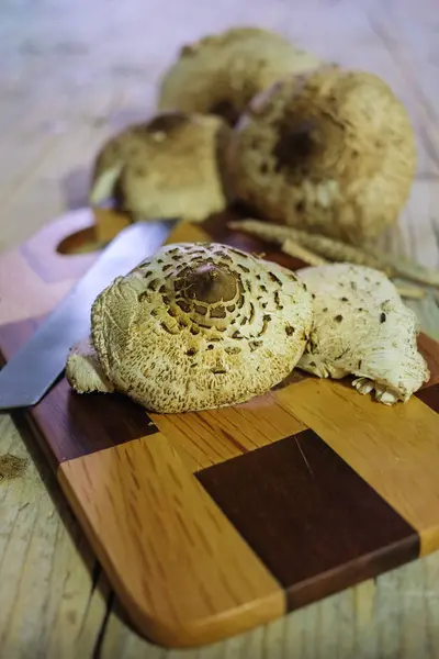 Champiñones cortados en la mesa — Foto de Stock