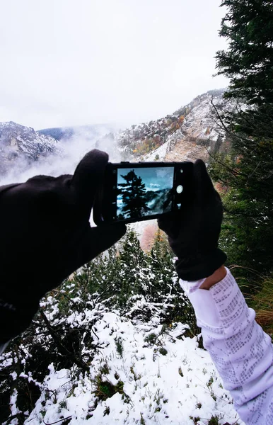 Uomo fotografia le montagne — Foto Stock