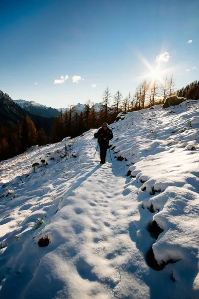 Férfi trekking és hó a hegyekben — Stock Fotó