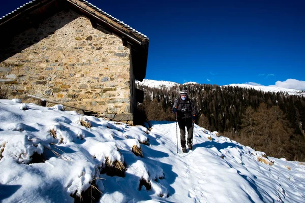 Férfi trekking és hó a hegyekben — Stock Fotó