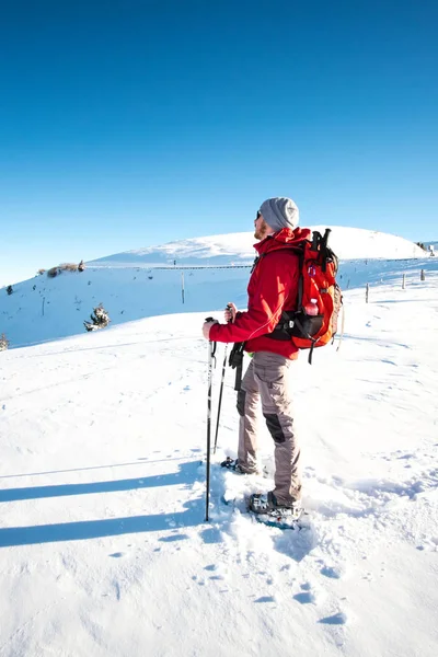 Trekking nas montanhas com neve — Fotografia de Stock