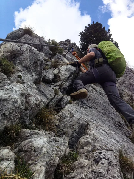 Man climbing the rock — Stock Photo, Image