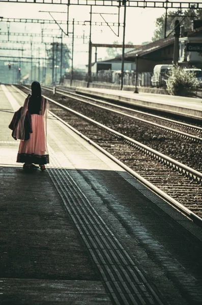 Une Fille Qui Attend Train Suisse Novembre — Photo