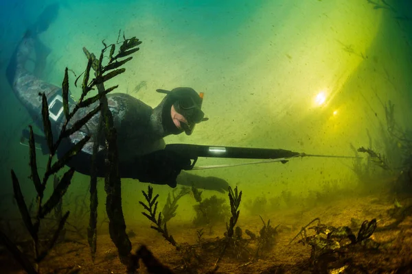 Undervattensbild Jägaren Med Spjutgevär Sjö Med Smutsigt Vatten — Stockfoto