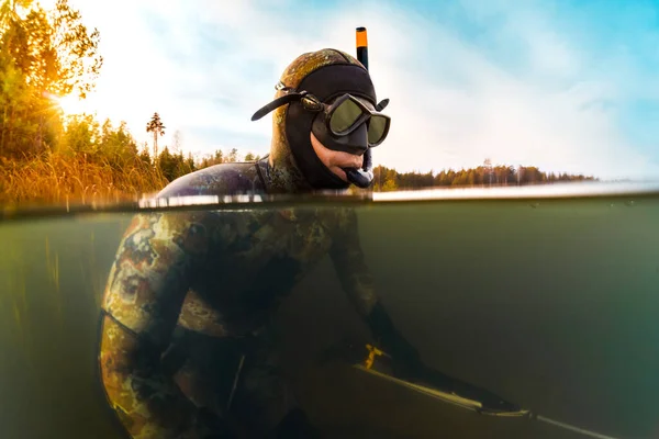 槍を持った男が淡水湖で狩りに行く — ストック写真