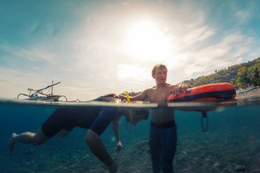 Serbest dalgıçlar, Endonezya, Amed kıyısı yakınlarındaki denizde düşük suda eğitim görüyorlar.