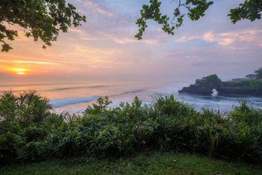 Endonezya, Bali 'deki Tanah Lot Tapınağı' nda gün batımı