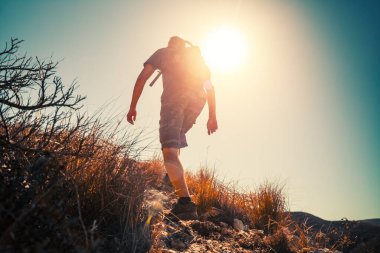 Bryce Canyon Ulusal Parkı 'nda kayalık araziden geçen bir yürüyüşçü.