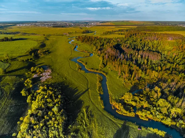 Luftaufnahme Der Grünen Wiese Und Des Kleinen Flusses — Stockfoto